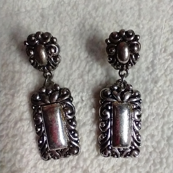 Square silvertone decorative post earrings - Picture 1 of 3